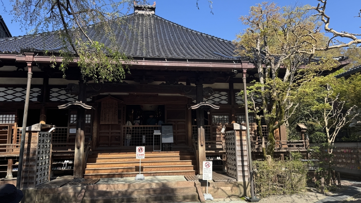 境内から見た妙立寺本堂の全景