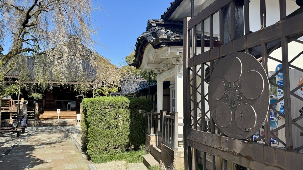 前田家の梅鉢紋が入った門扉越しに見る妙立寺境内