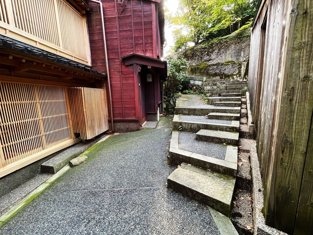 The stone steps of Kuragari-zaka leading up from Kazuemachi Chaya District to Kuboichi Otsurugi Shrine