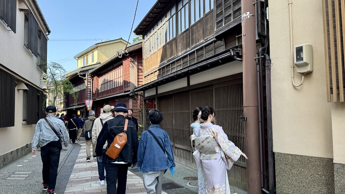 Turistas y personas en kimono paseando por un callejón del barrio Higashi Chaya