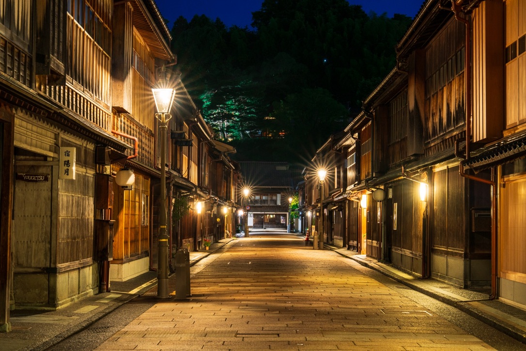 Una noche tranquila en el barrio Higashi Chaya con una hilera de farolas