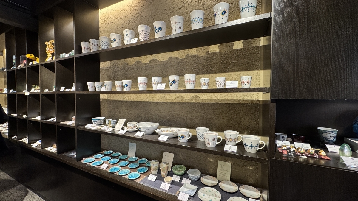 Tazas y platos de cerámica Kutani en las estanterías de Tamakushige