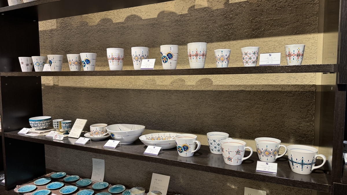 Tazas y recipientes pintados a mano expuestos en Tamakushige