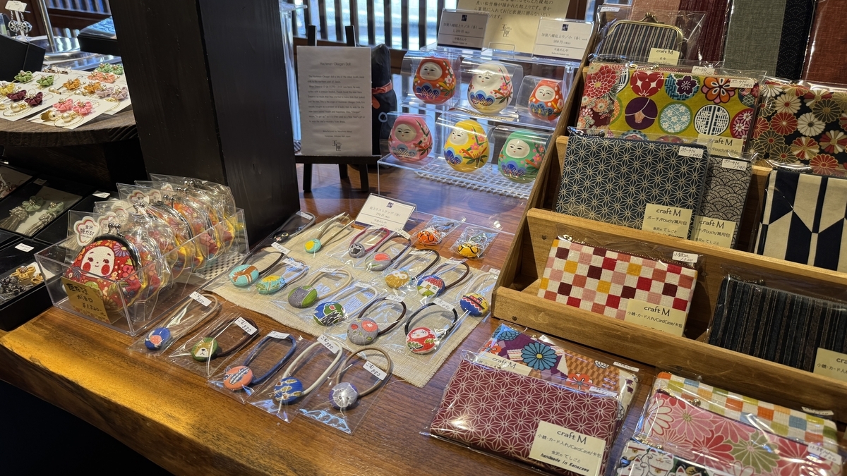 Muñecos daruma, baratijas con motivos japoneses y complementos en Tamakushige