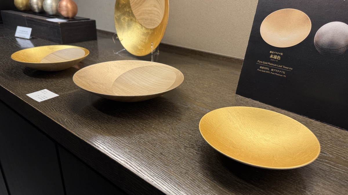Un plato de madera con pan de oro expuesto en Hakuza Hikarikura