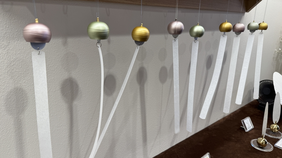 Campanillas de viento redondas de estilo japonés moderno colgadas en Koizumiya Kanazawa