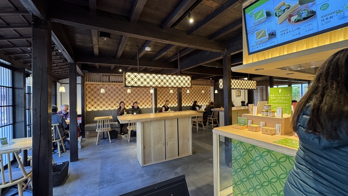 El interior de Maccha House con iluminación de motivos kumiko