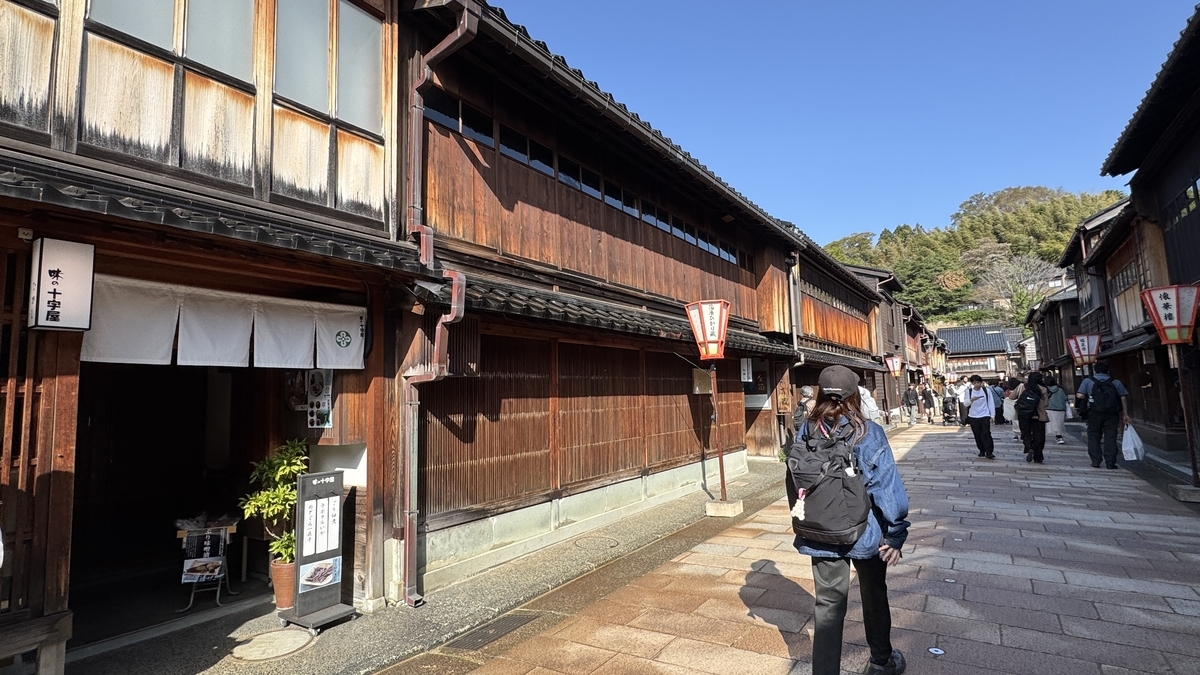 Una calle del barrio Higashi Chaya donde los turistas pasean frente a las casas de té
