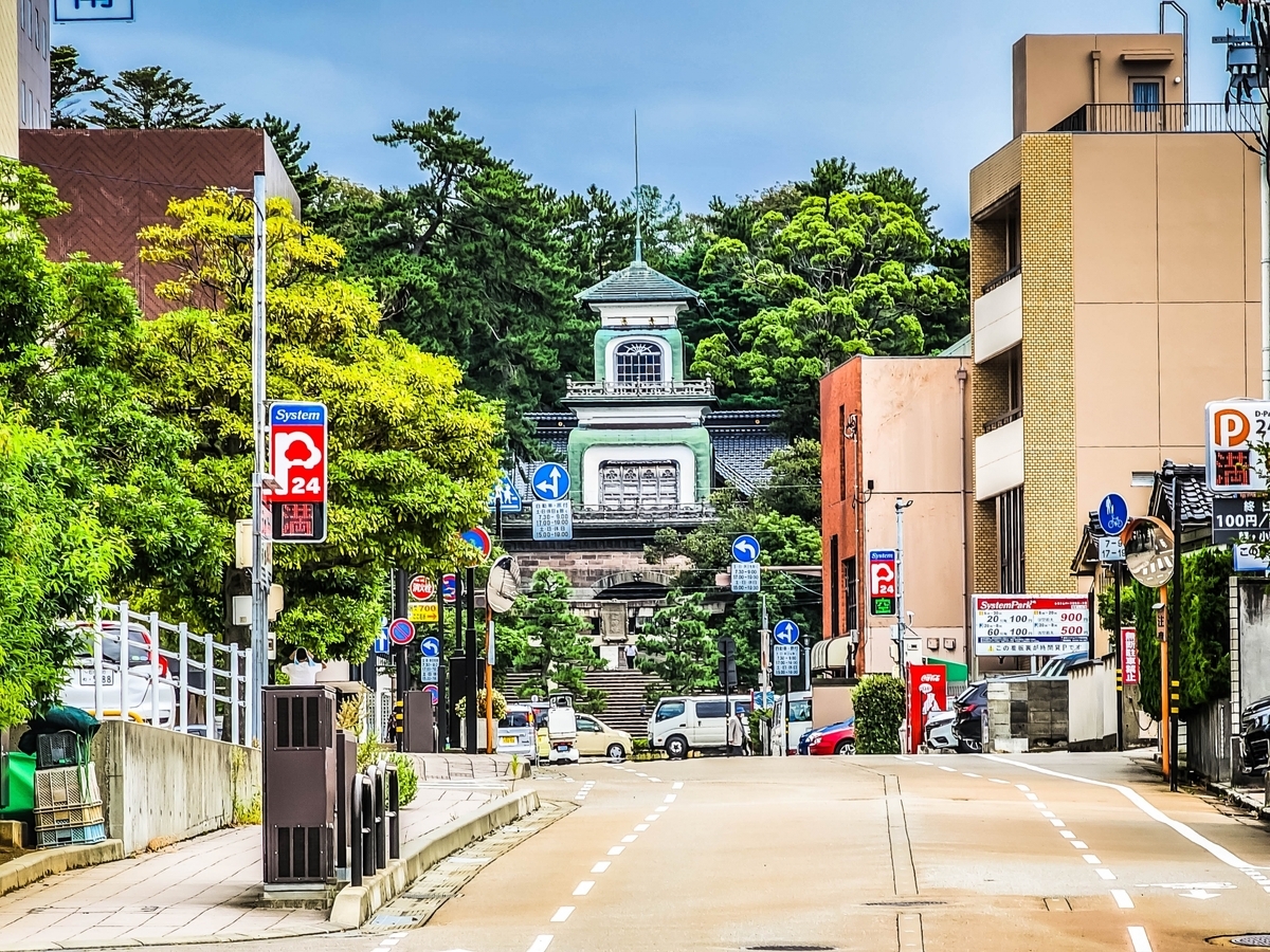 金澤街道盡頭可見的尾山神社神門