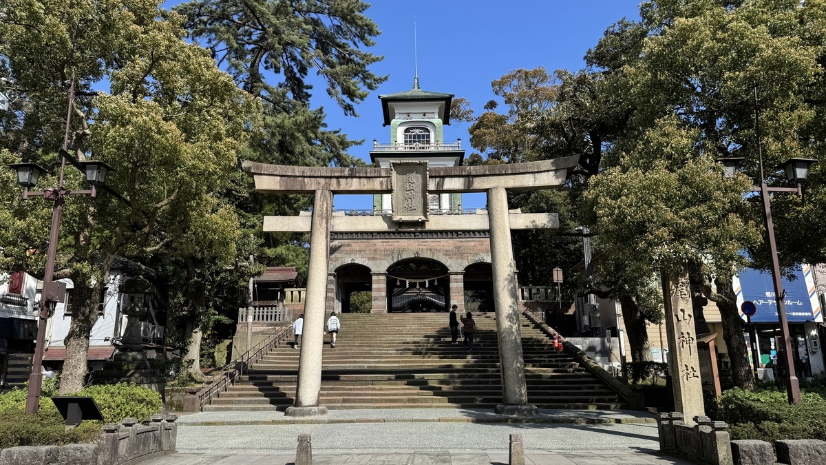 尾山神社鳥居與石階盡頭矗立的神門