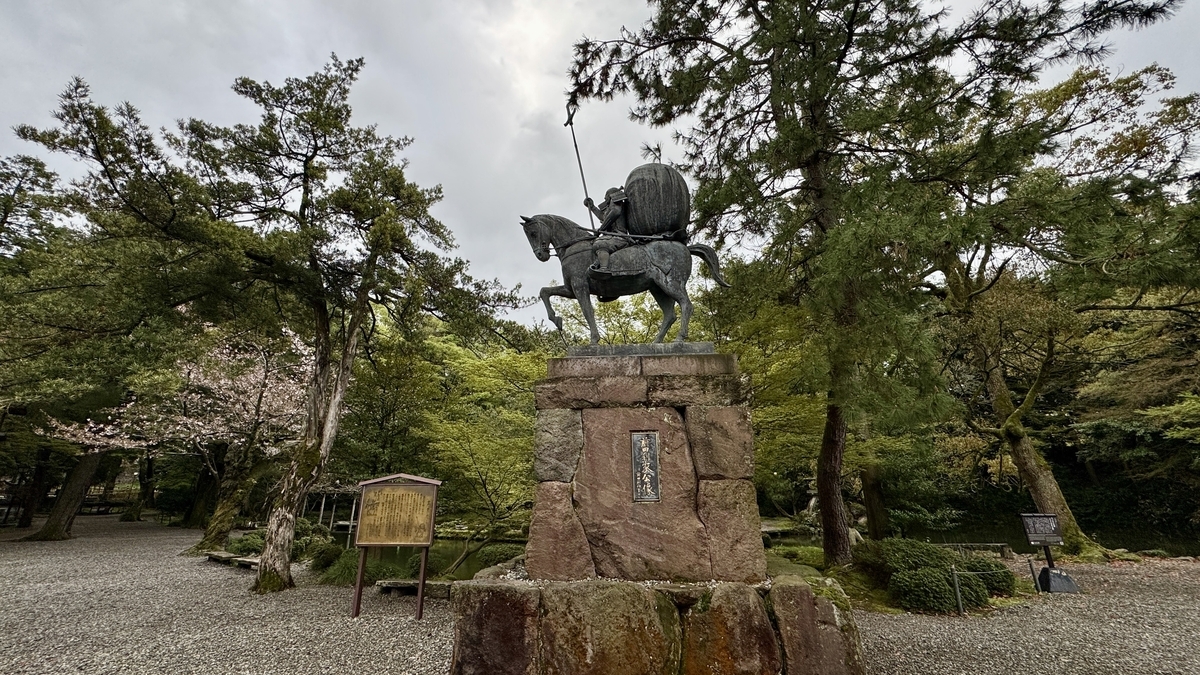 矗立於尾山神社境內的前田利家公騎馬像