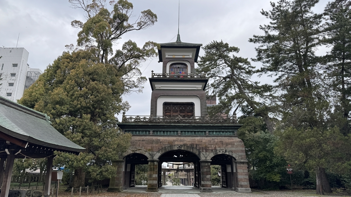 從尾山神社境內一側望見的三層神門