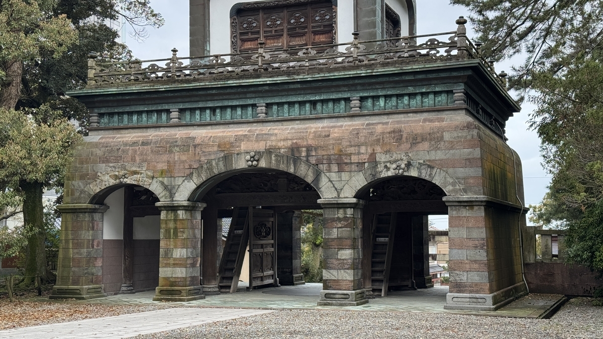 尾山神社神門第一層的石造拱門