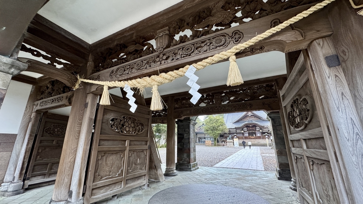 尾山神社神門內部的木雕裝飾與注連繩