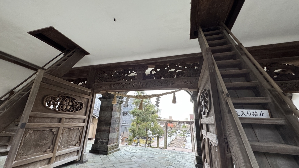 尾山神社神門內部留存的木製階梯與鏤空雕刻