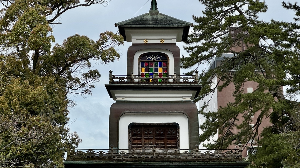鑲嵌於尾山神社神門第三層的彩色玻璃