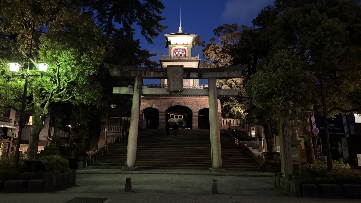 夜晚亮燈的尾山神社神門與鳥居
