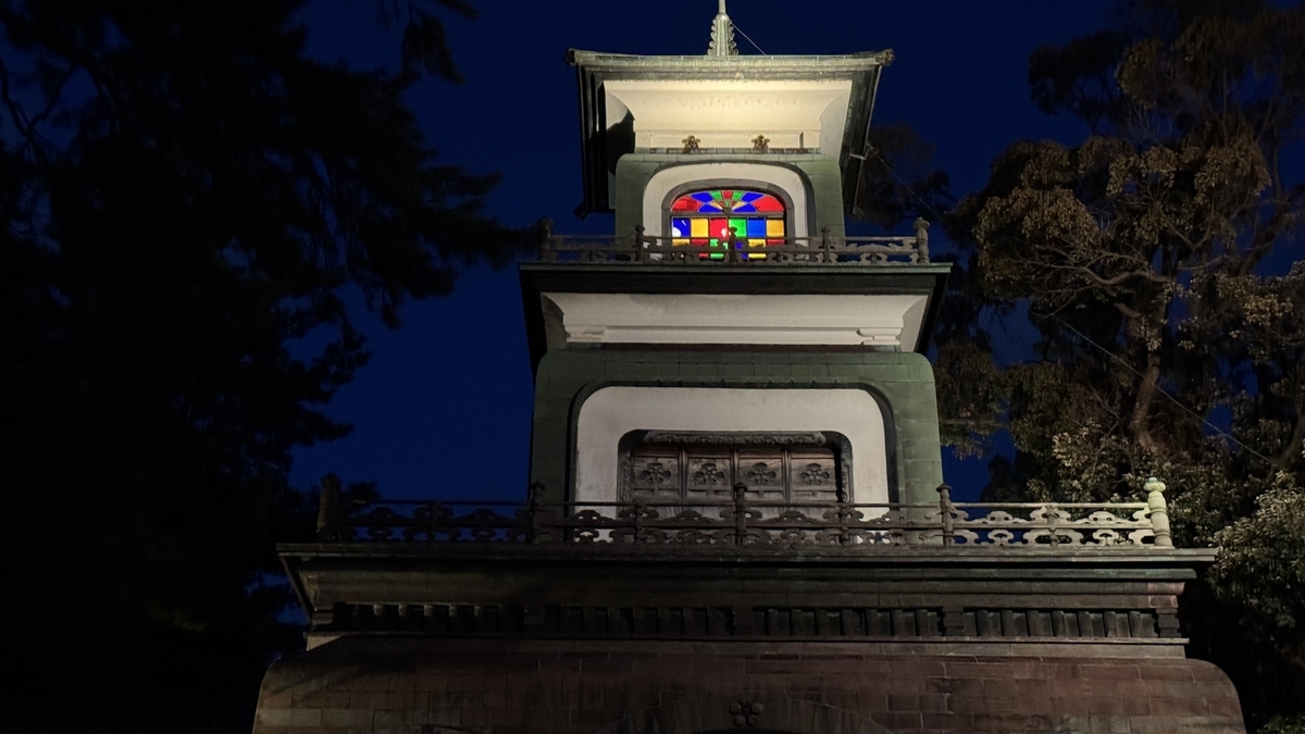 浮現於夜空中的尾山神社神門彩色玻璃