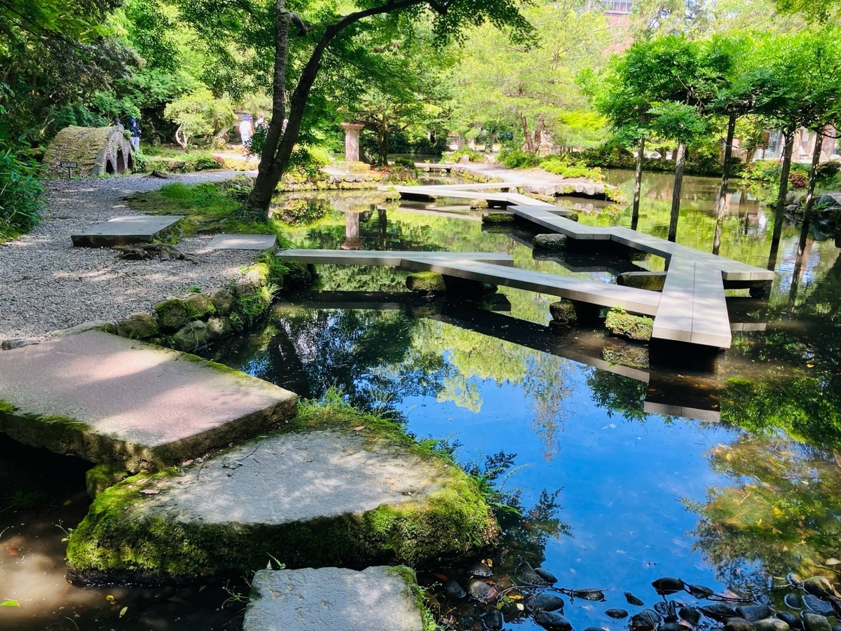 架於尾山神社神苑水池上、令人聯想到樂器的橋