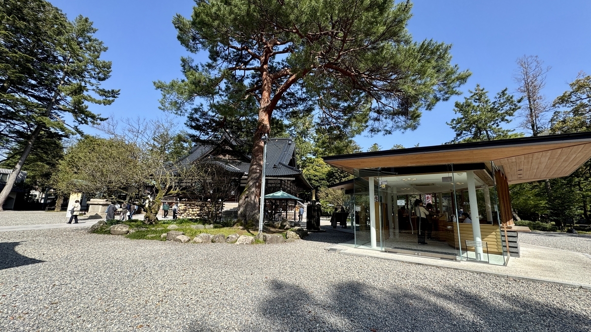 矗立於尾山神社境內的玻璃帷幕授與所