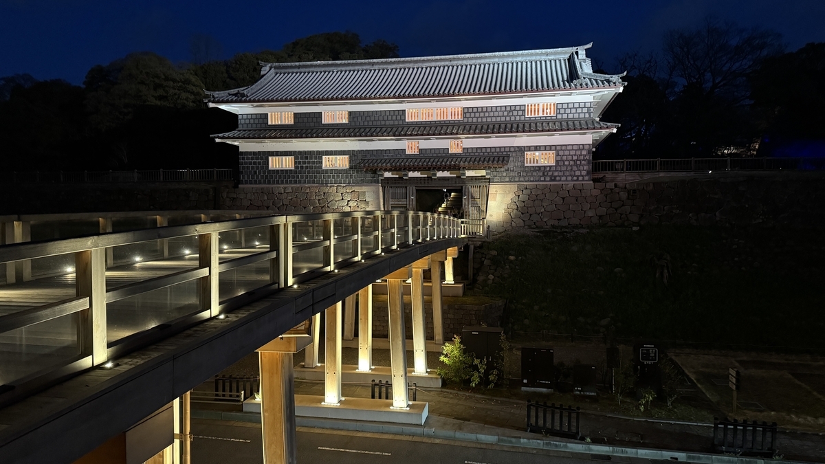 夜晚亮燈的金澤城鼠多門與鼠多門橋