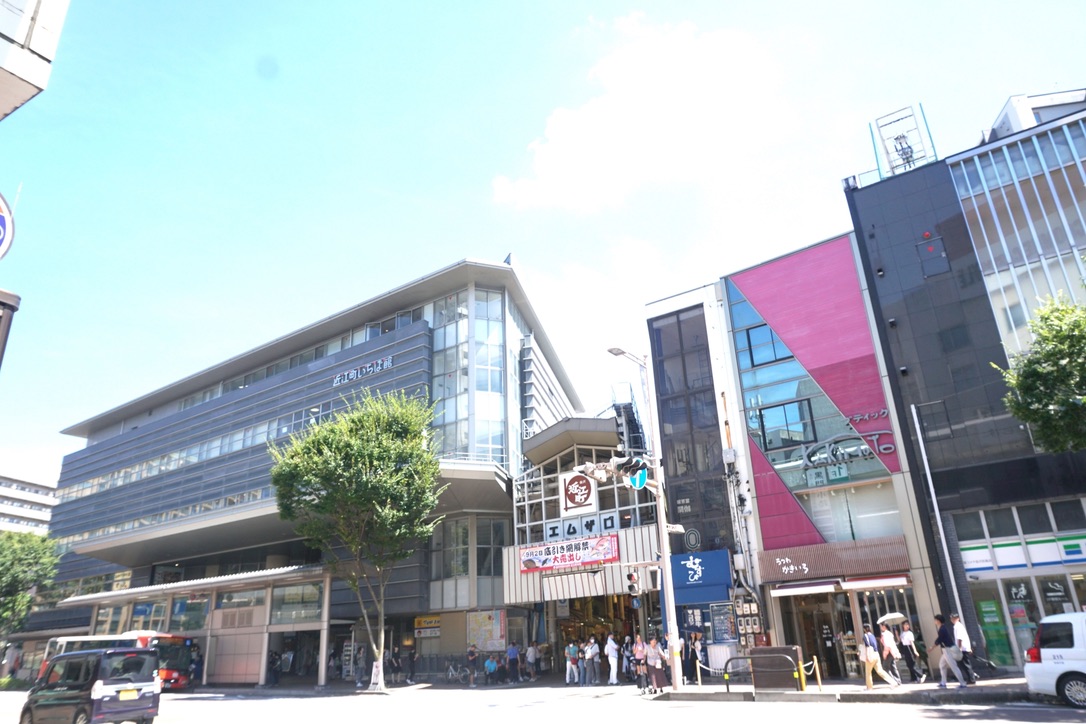 Entrada del Mercado Omicho y el edificio Omicho Ichibakan vistos desde el cruce de Musashigatsuji