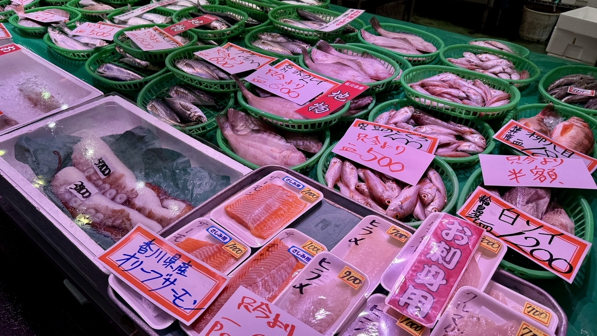 Platija, nodoguro y otros pescados en una pescadería del Mercado Omicho