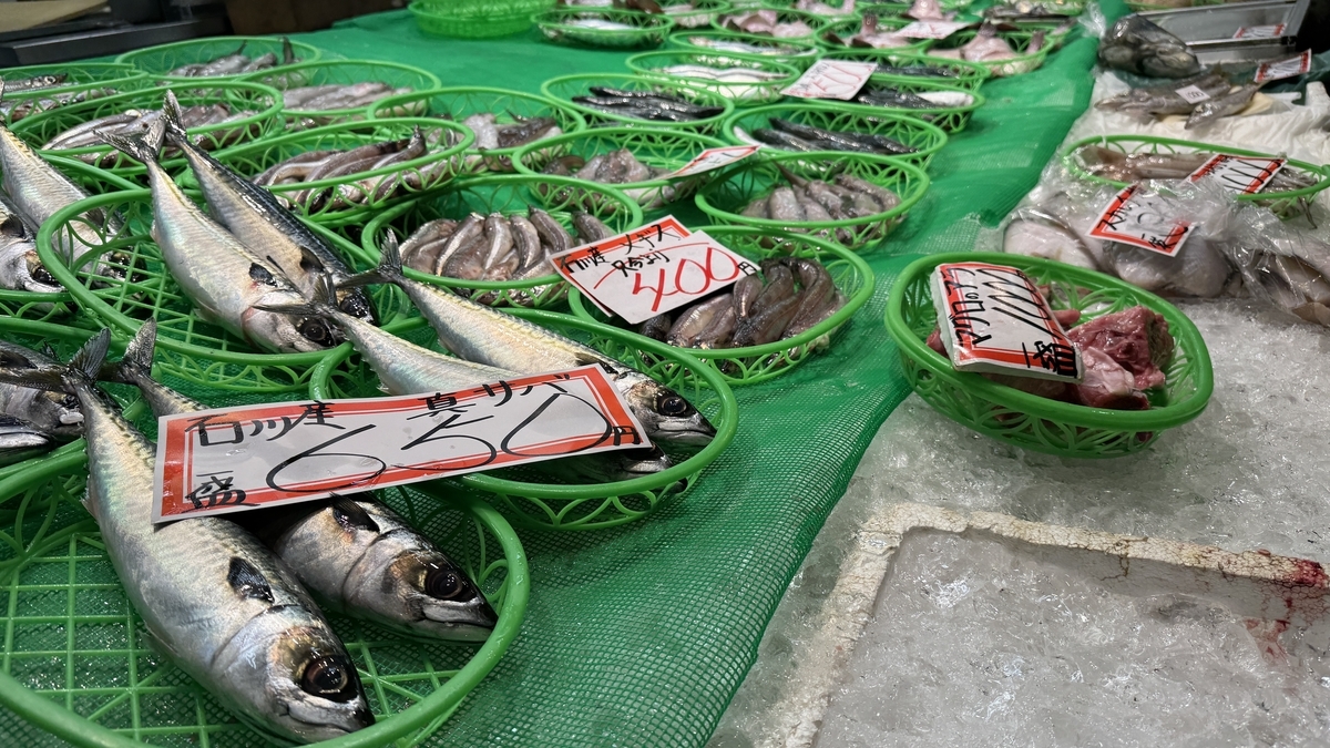 Caballa, gamba gasuebi y otros productos del mar en un puesto del Mercado Omicho