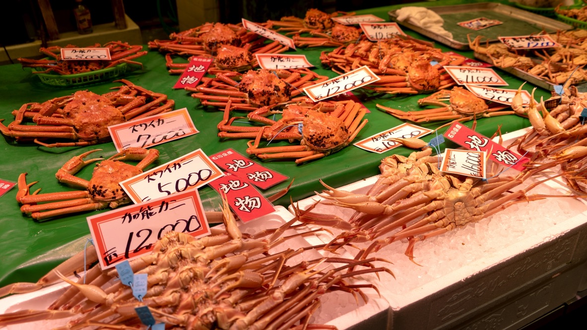Cangrejo Kano y cangrejo Kobako en una pescadería del Mercado Omicho