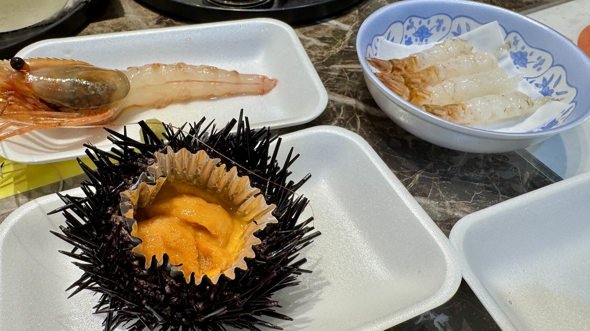 Erizo de mar, gamba dulce y gamba gasuebi degustados en el Mercado Omicho