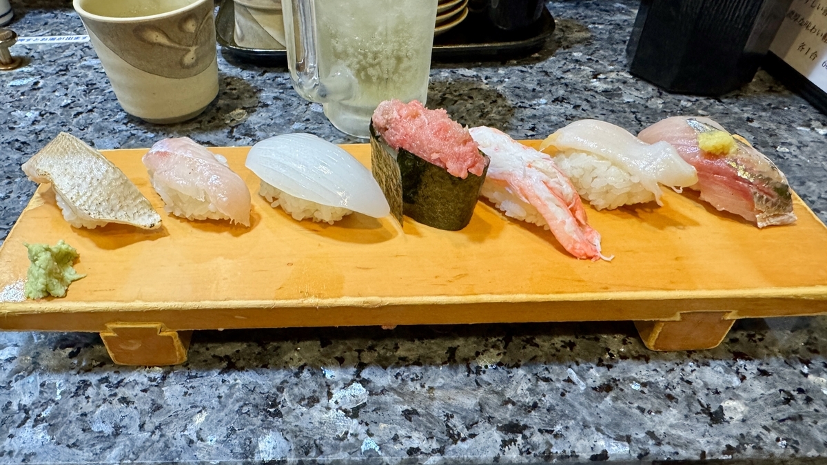 Nigiri de pescado blanco y cangrejo en un restaurante de sushi del Mercado Omicho