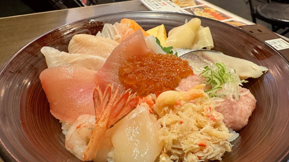Cuenco de marisco con huevas de salmón, cangrejo y gamba dulce del Mercado Omicho