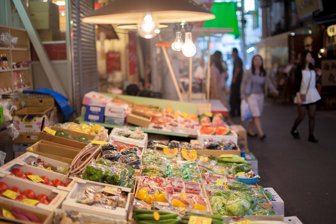 Verduras y fruta en una frutería del Mercado Omicho