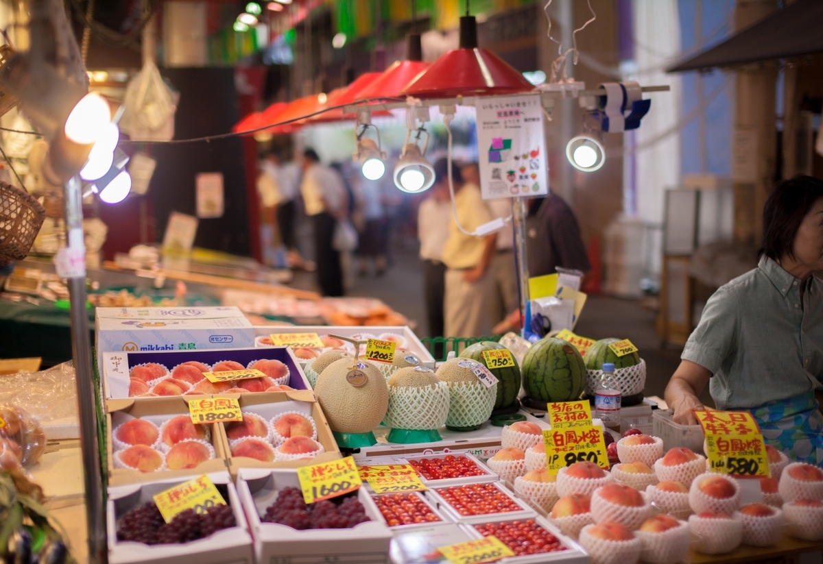 Melocotones, melones y sandías en una frutería del Mercado Omicho