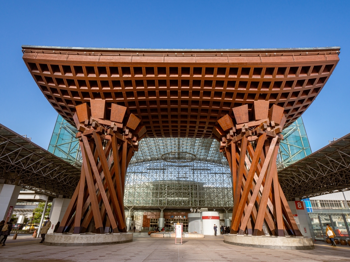 La puerta Tsuzumi en la plaza de la salida Kenrokuen de la estación JR de Kanazawa