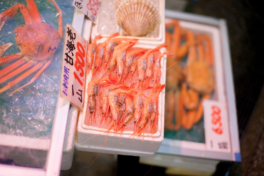 Gamba dulce y cangrejo en una pescadería del Mercado Omicho