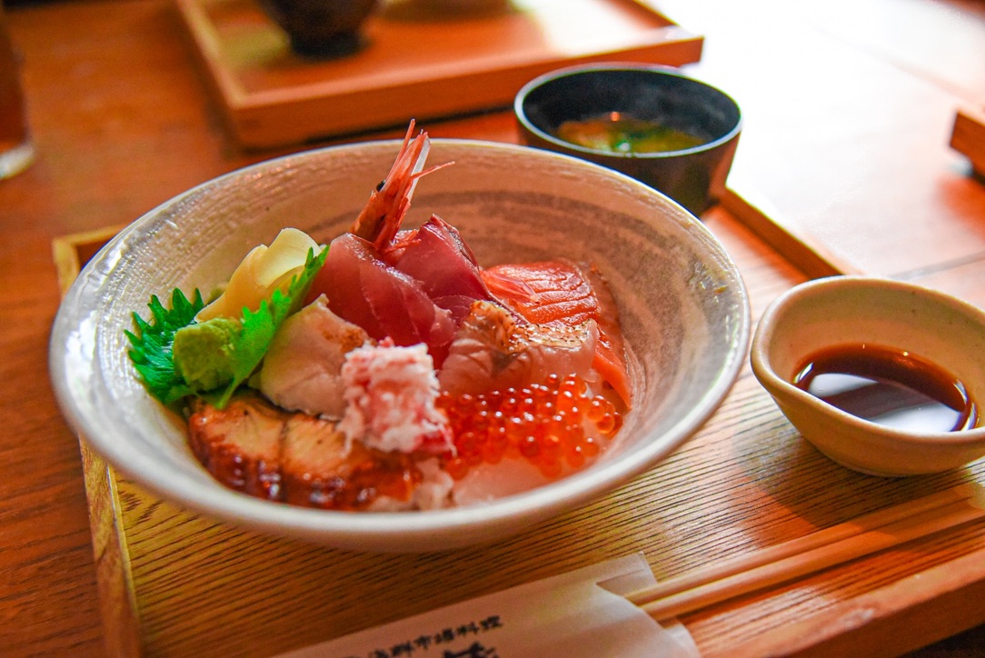 Cuenco de marisco con huevas de salmón y sashimi en un restaurante del Mercado Omicho