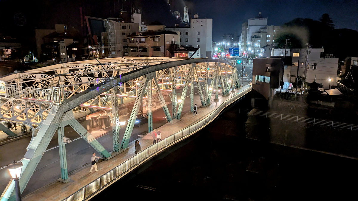 夜晚的犀川大桥与通往片町方向的灯火