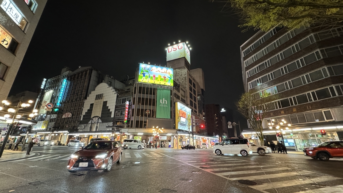 夜晚的片町十字路口与明亮的大楼招牌