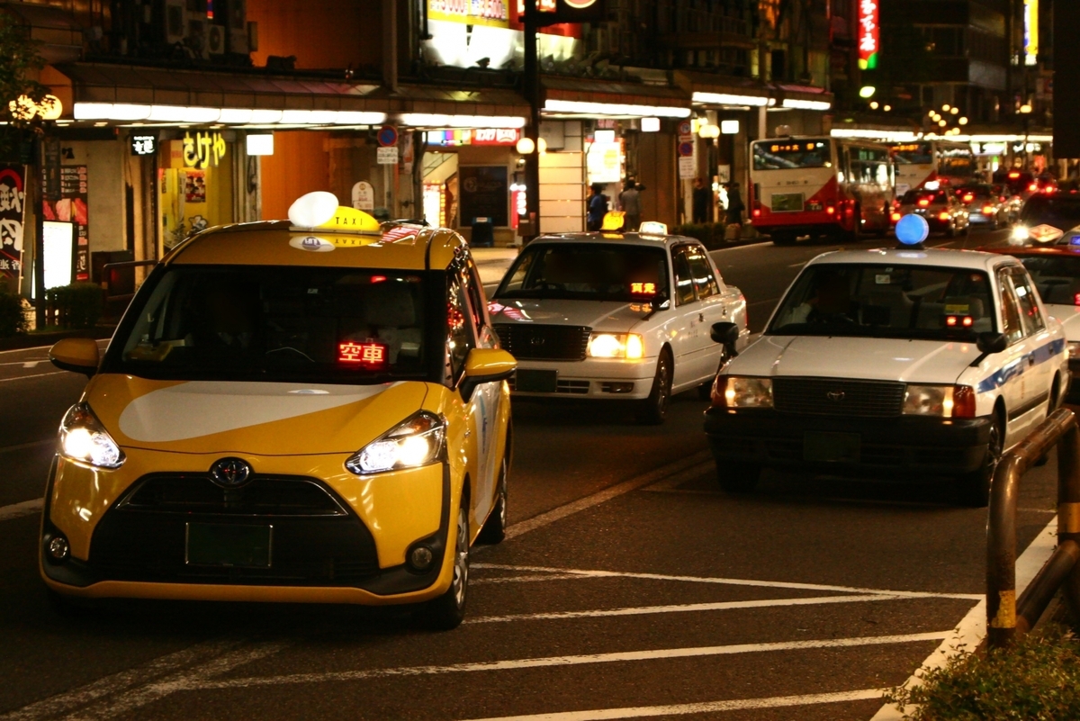 夜晚片町街道上停靠的出租车与巴士