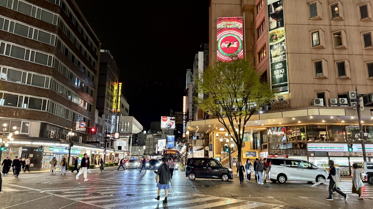 从片町十字路口望见的国道157号线沿线夜晚热闹景象
