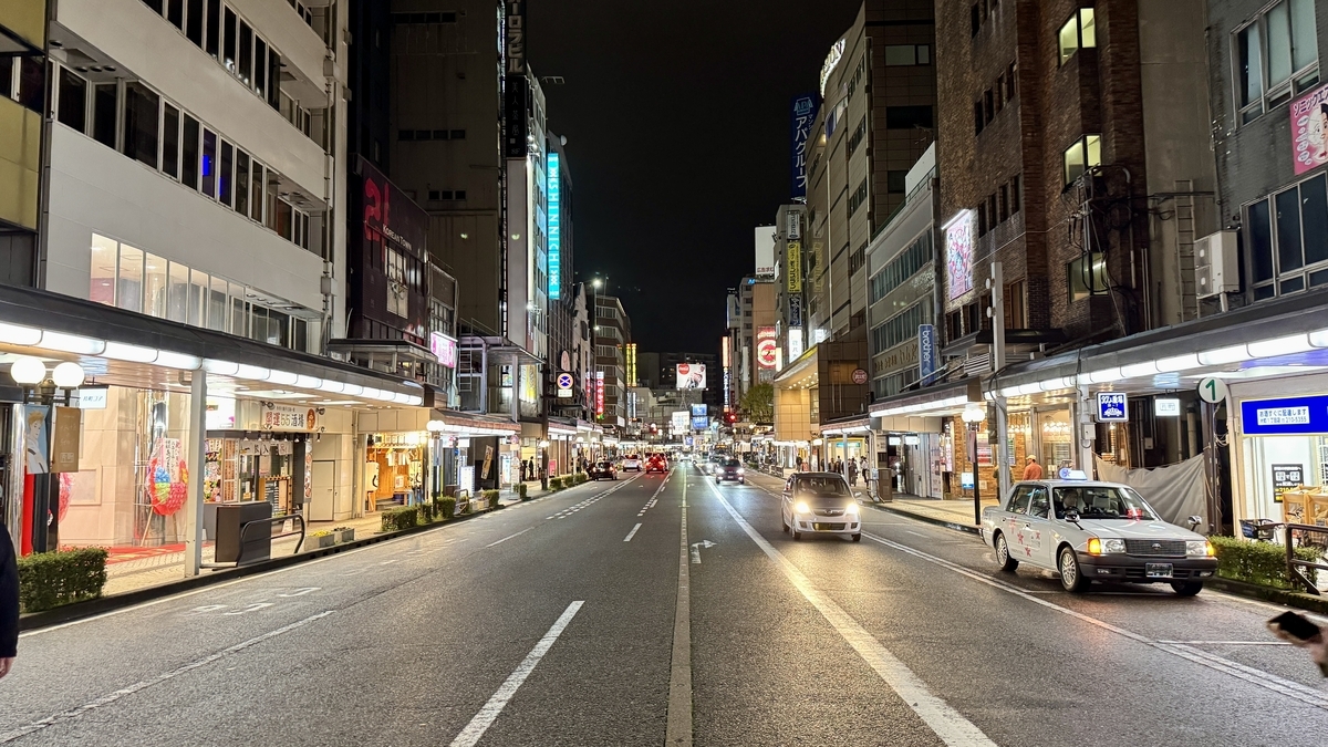 沿国道157号线延伸的片町店铺灯火夜景