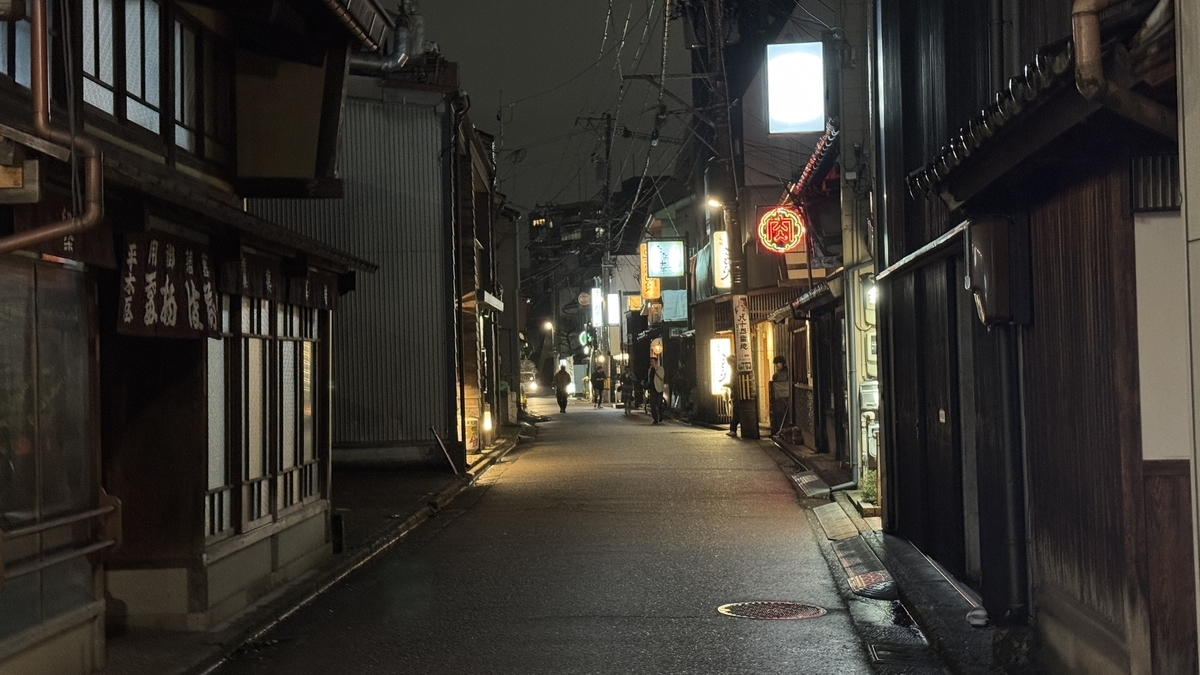 町屋风格建筑与餐饮店灯火延绵的片町街道