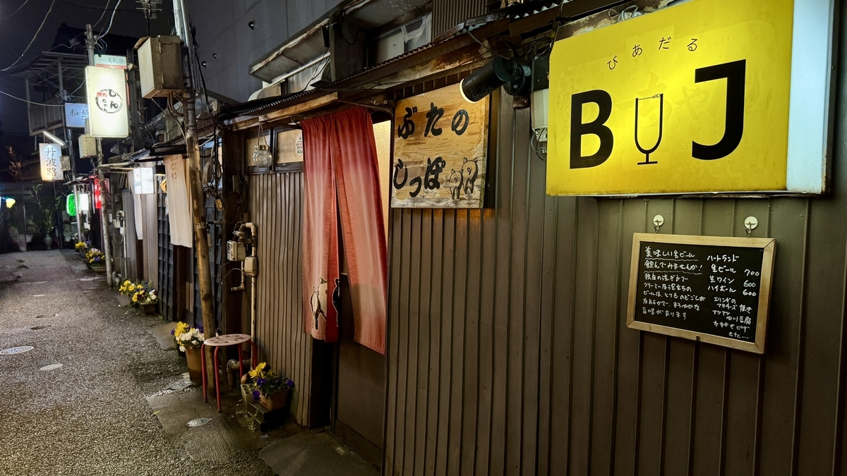 中央味食街里挂着黄色招牌与红色暖帘的店门前