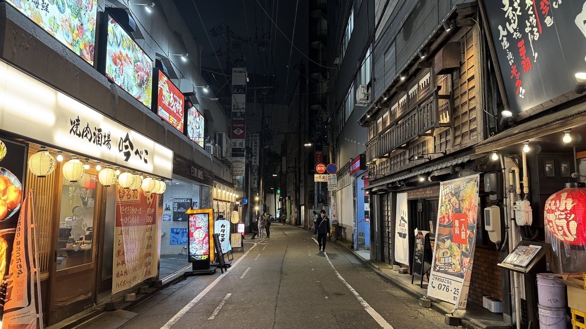 餐饮店灯火连成一片的夜晚木仓町通