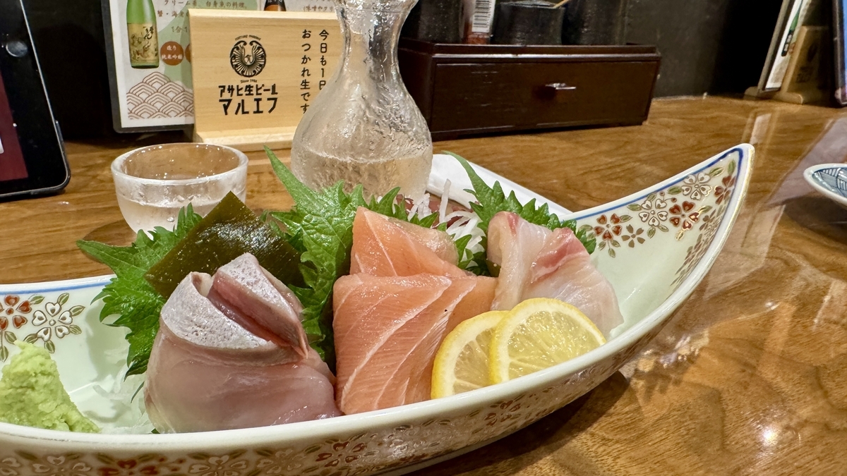 在片町的店里品尝的生鱼片拼盘与清酒