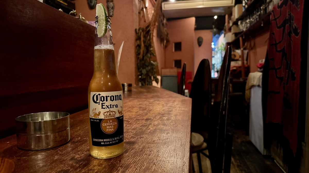 片町小店吧台上放着的啤酒