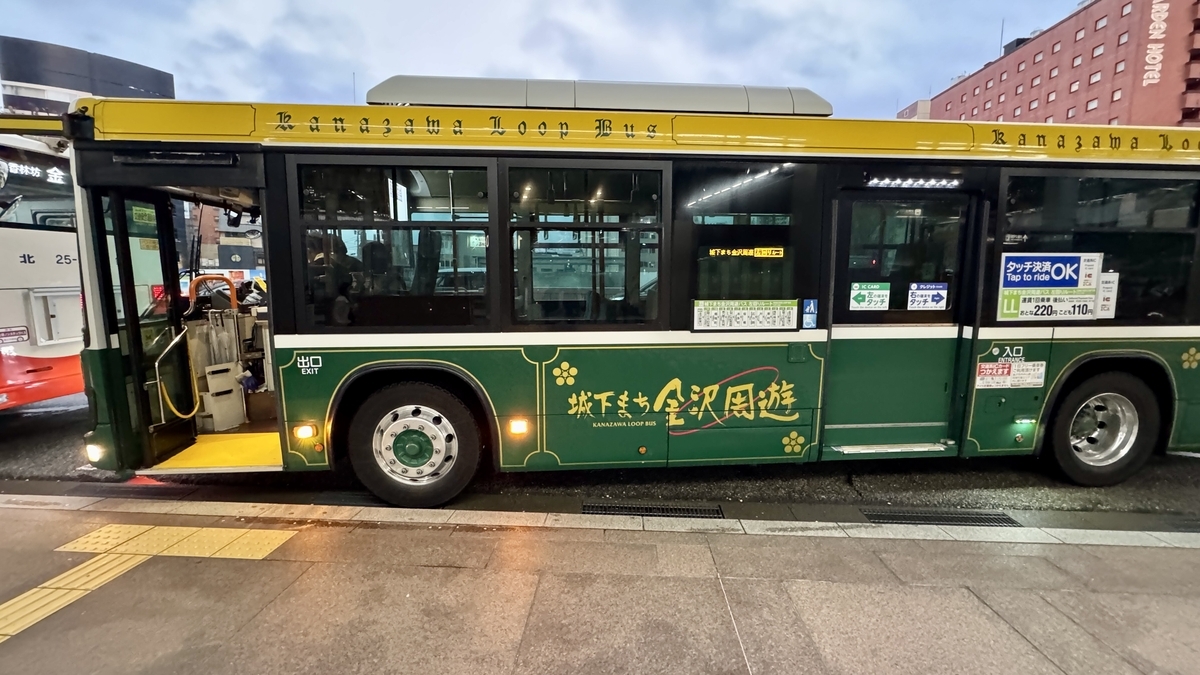 가나자와역에 정차한 가나자와 순환버스