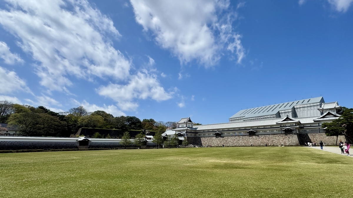 芝生広場から望む金沢城公園の櫓と石垣