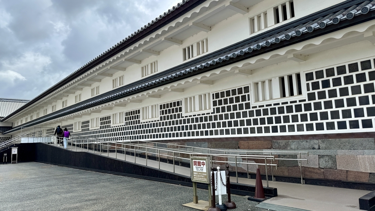 金沢城の白黒のなまこ壁が続く建物外観